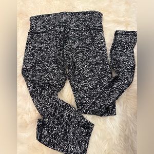 EUC Lululemon Black & White Printed Legging